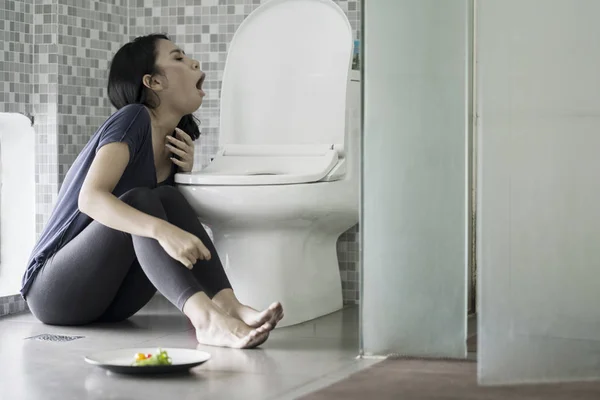 Femme maigre vomissant après avoir mangé — Photo