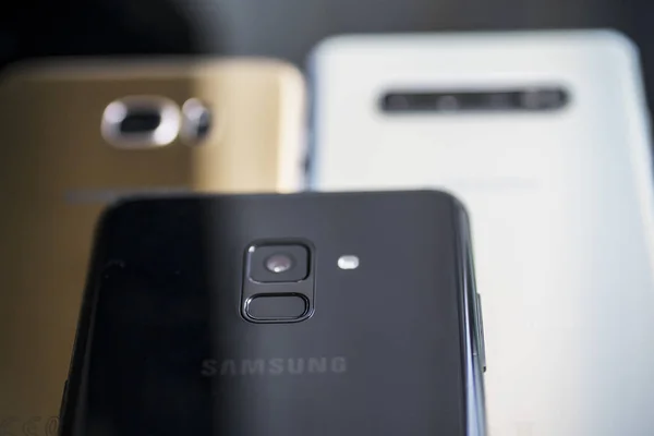 Three different types of Samsung smartphone — Stock Photo, Image