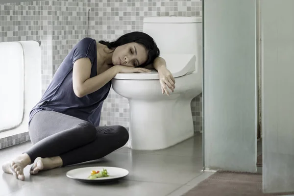 Ohälsosam kvinna ser sova i Bad rummet — Stockfoto