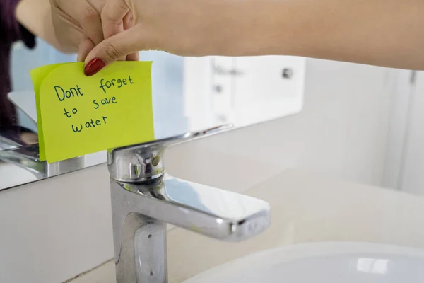 Junge Frau mahnt zum Wassersparen — Stockfoto