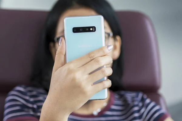 Mujer joven usando un teléfono inteligente Samsung —  Fotos de Stock