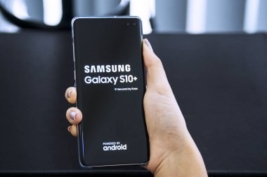 Bilinmeyen kadın bir Samsung telefon açar