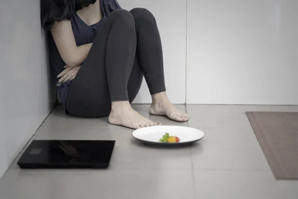 Onbekende vrouw lijdt anorexia — Stockfoto