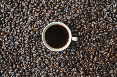 Kahve kavrulmuş kahve çekirdekleri yukarıda
