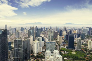 Dağ arka planda modern gökdelenler