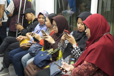 Yolcular ile smartphone Jakarta Mrt oturmak