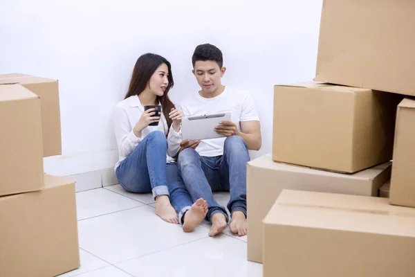 Jovem abraça sua esposa em uma nova casa — Fotografia de Stock