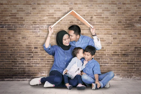 Asiatische Familie mit einem Hausdach-Symbol — Stockfoto