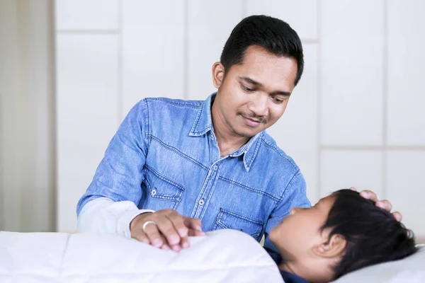 Asiatischer Vater unterstützt seinen kranken Sohn im Krankenhaus — Stockfoto