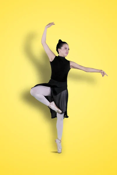 Красива балерина, що стоїть з стійками топи — стокове фото