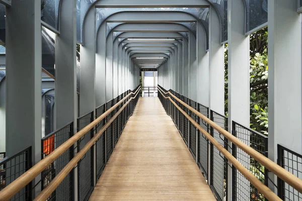 Belo interior da ponte pedonal moderna — Fotografia de Stock