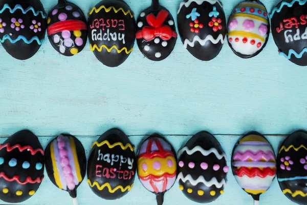 Ovos de chocolate com balas para a celebração da Páscoa — Fotografia de Stock