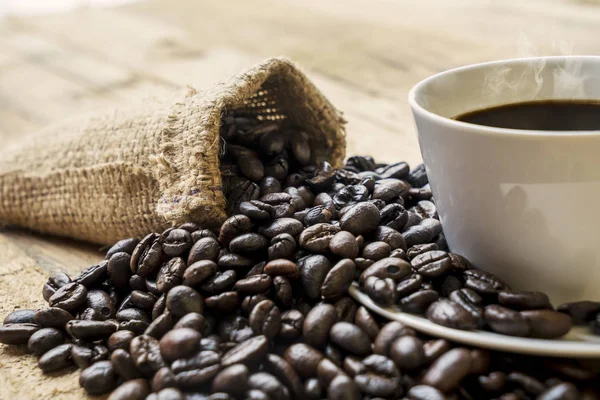 Szemes kávé, csésze és táska a táblázat — Stock Fotó