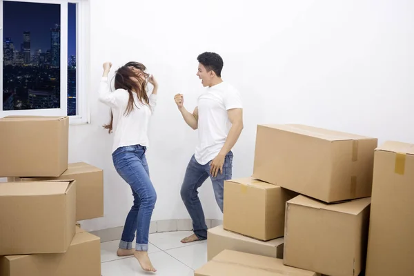 Joven abraza a su esposa en una nueva casa — Foto de Stock