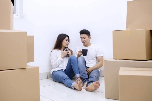 Junger Mann umarmt seine Frau in neuem Haus — Stockfoto