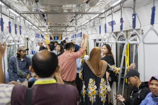 Menschenmenge Passagiere stehen im Inneren jakarta mrt — Stockfoto