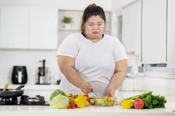 Жир азіатські жінки готуються на кухні — стокове фото