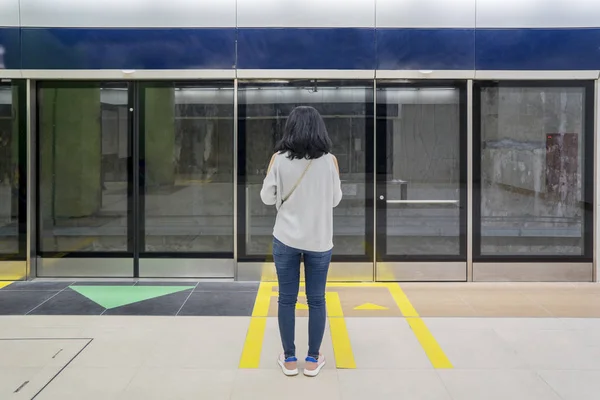 Kvinnliga passagerare väntar på Jakarta Mrt station — Stockfoto