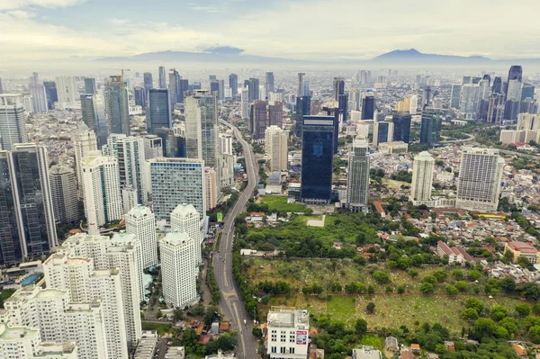 Jakarta stad med kontorsbyggnader på morgonen — Stockfoto