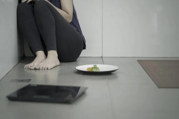 Femme seule avec salade et balances de poids — Photo