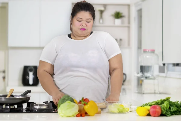 Túlsúlyos nő, előkészítése, étkezés a konyhában — Stock Fotó