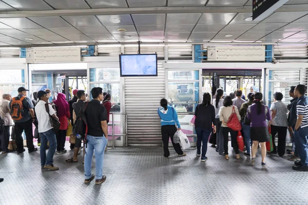 Cestující, kteří čekali příjezd autobusu Transjakarta — Stock fotografie