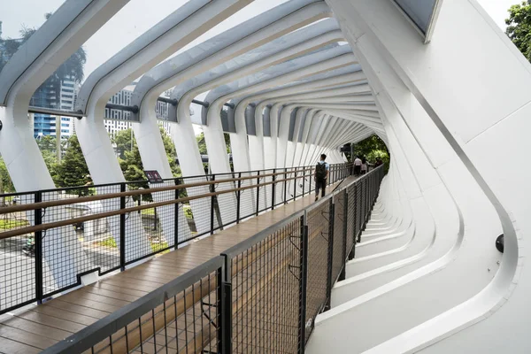 Pieszych spacerów na nowoczesny most futurystyczny — Zdjęcie stockowe