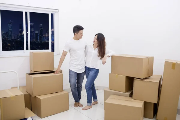 Young man embraces his wife in a new house — Stock Photo, Image