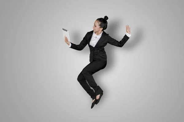 Успешная деловая женщина танцует с планшетом — стоковое фото