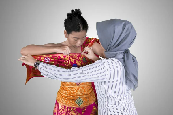 Danseuse traditionnelle se préparant à porter des robes — Photo