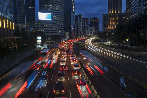 Trail světla z vozidel v centru města Jakarta — Stock fotografie