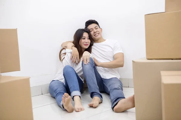 Joven abraza a su esposa en una nueva casa —  Fotos de Stock