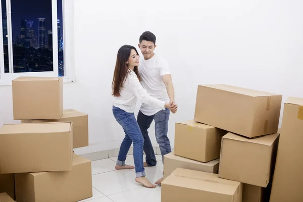 Jovem casal dança depois de se mudar para um apartamento — Fotografia de Stock