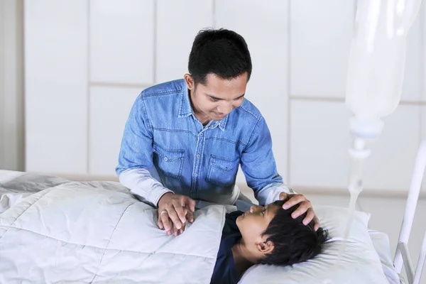 Jeune père rendant visite à son fils malade à l'hôpital — Photo