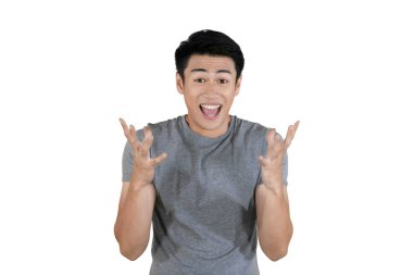 Asya adam gösteren sürpriz ifade üzerinde stüdyo