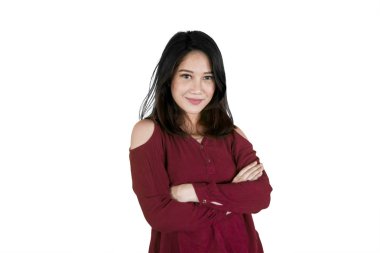 Güzel kadın stüdyoya kollar katlanmış