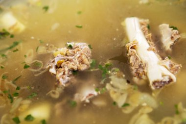 Dilimlenmiş kereviz ile lezzetli öküz kuyruğu çorbası