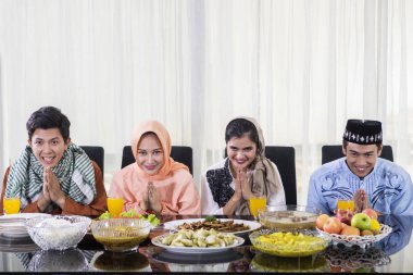 İnsanlar yemekten önce Eid Mubarak kutlamak