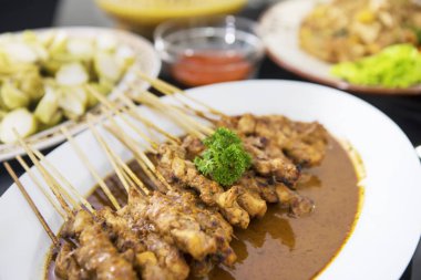 Lezzetli tavuk Satay diğer gıdalar ile hizmet