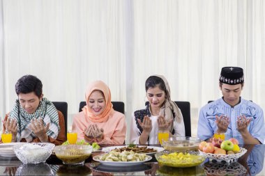 Genç Müslüman insanlar hızlı break önce dua