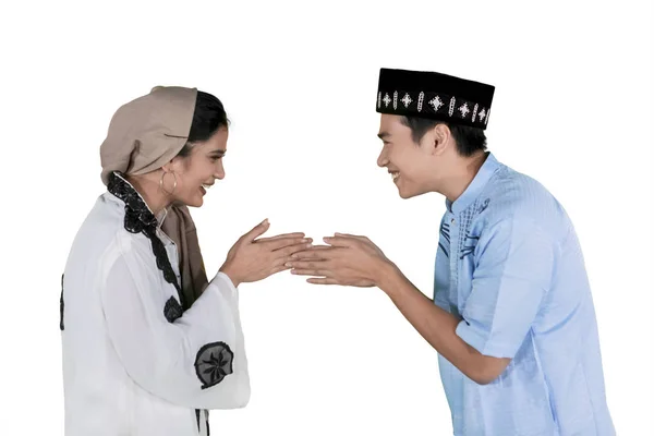 Asiático casal dá uma mão saudação no estúdio — Fotografia de Stock