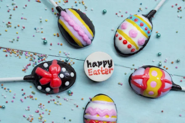 Bonbons au chocolat colorés avec texte de Pâques heureux — Photo