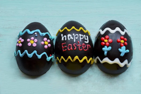 Ovos de Páscoa de chocolate decorados na mesa — Fotografia de Stock
