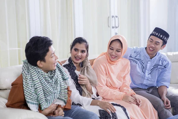 Vier muslimische Menschen reden auf der Couch miteinander — Stockfoto