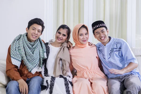 Groep jonge moslim die bij de camera glimlacht — Stockfoto