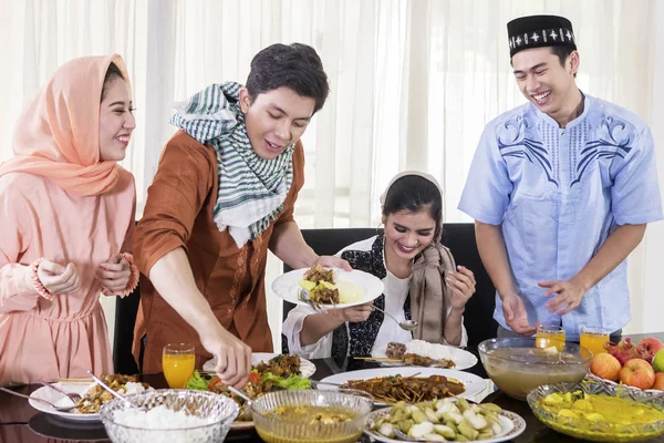 Glückliche muslimische Menschen essen in den Fastenpausen — Stockfoto