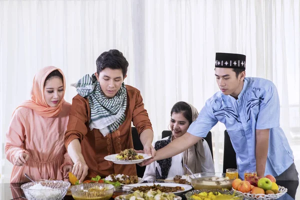 Muslime essen in den Fastenpausen zusammen — Stockfoto
