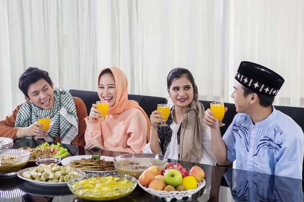 Muslime genießen Getränke in der Fastenpause — Stockfoto