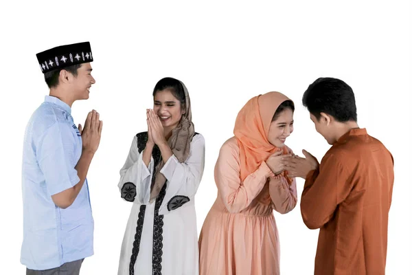 Pessoas muçulmanas dão cumprimentos de mão no estúdio — Fotografia de Stock