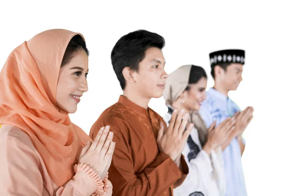 Pessoas muçulmanas dão cumprimentos de mão para perdoar no estúdio — Fotografia de Stock